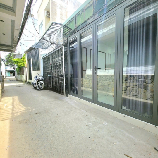 NHÀ MẶT TIỀN HẼM NỐI LIỀN TRỤ CHÍNH CÁCH ĐƯỜNG NGUYỄN BÌNH 20M